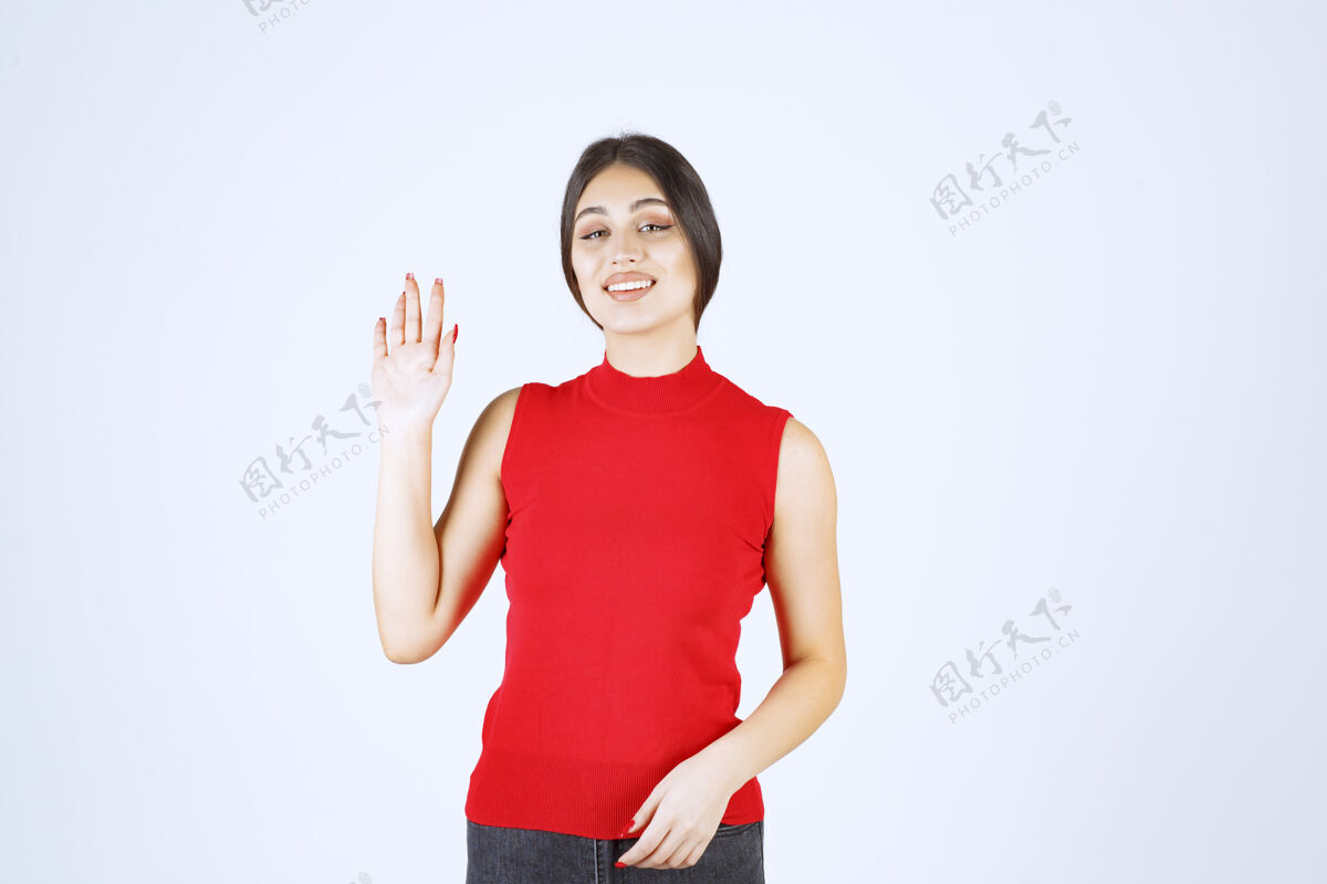 人穿红衬衫的女孩举手指着上面成人人姿势
