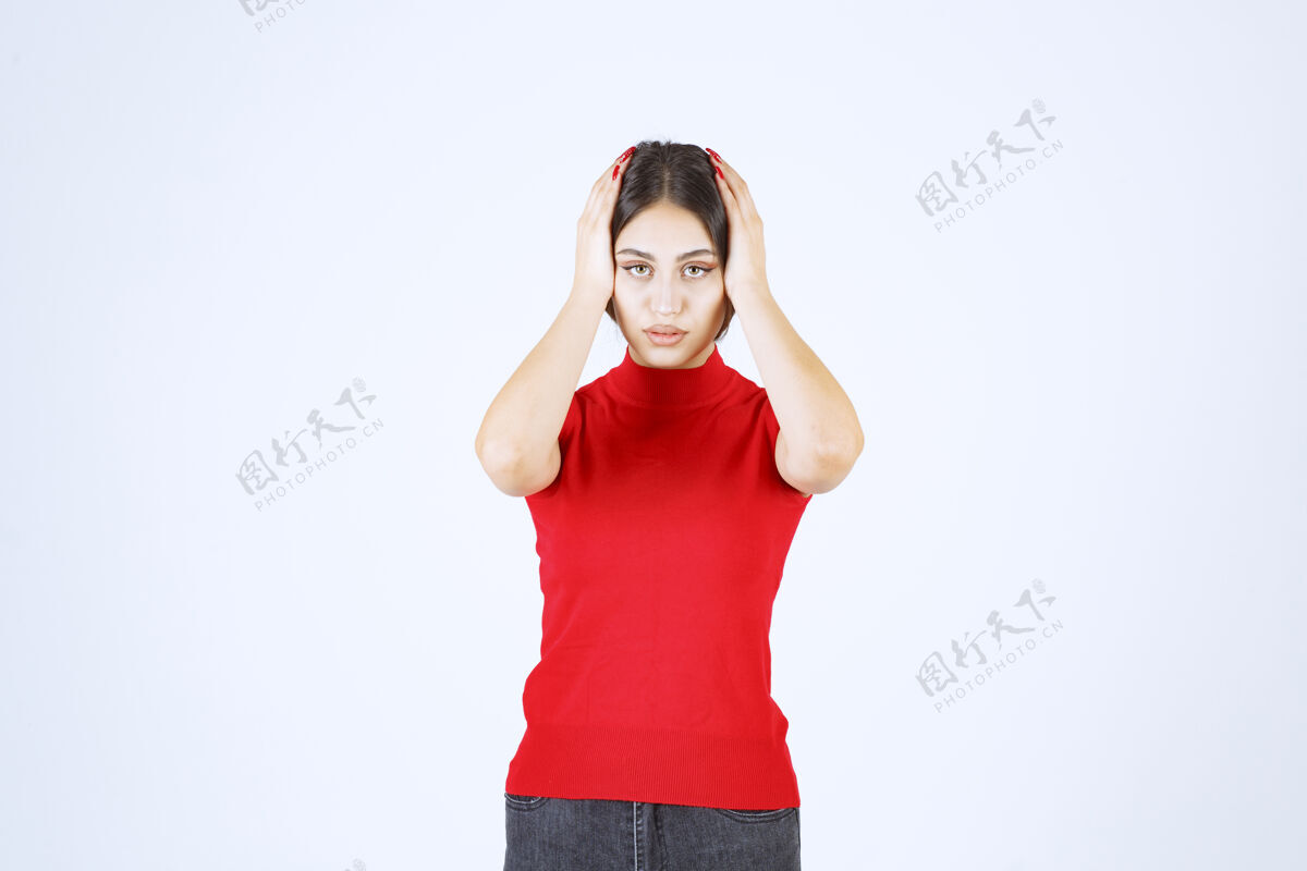 雇员穿红衬衫的女孩看起来既害怕又害怕人年轻人压力