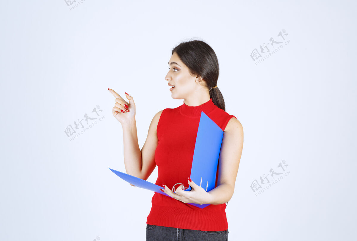 助理女孩拿着一个蓝色的文件夹 指着左边人女性人类