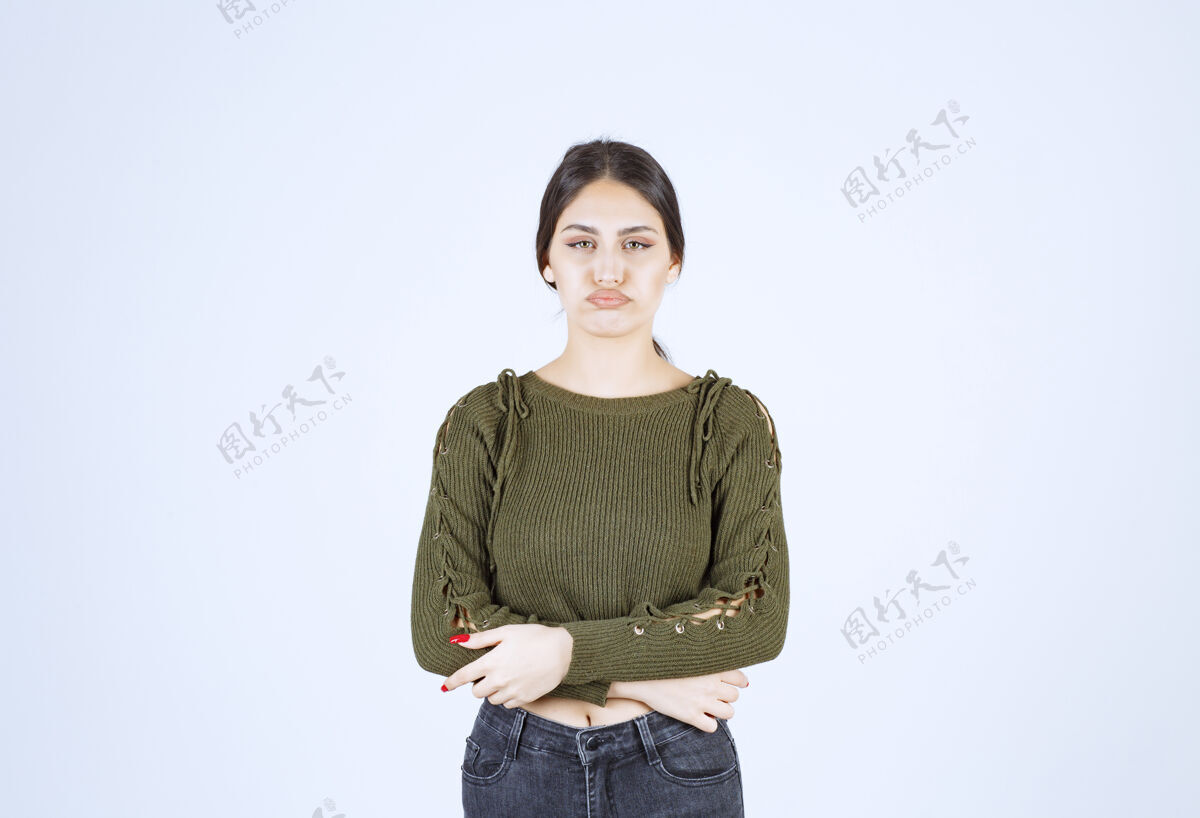 年轻人一位年轻漂亮的女模特站在白墙上摆姿势的画像站女人女人