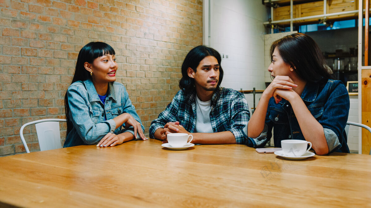 室内一群快乐的亚洲年轻朋友 一起坐在咖啡馆享受美食 享受快乐时光团体一起女人
