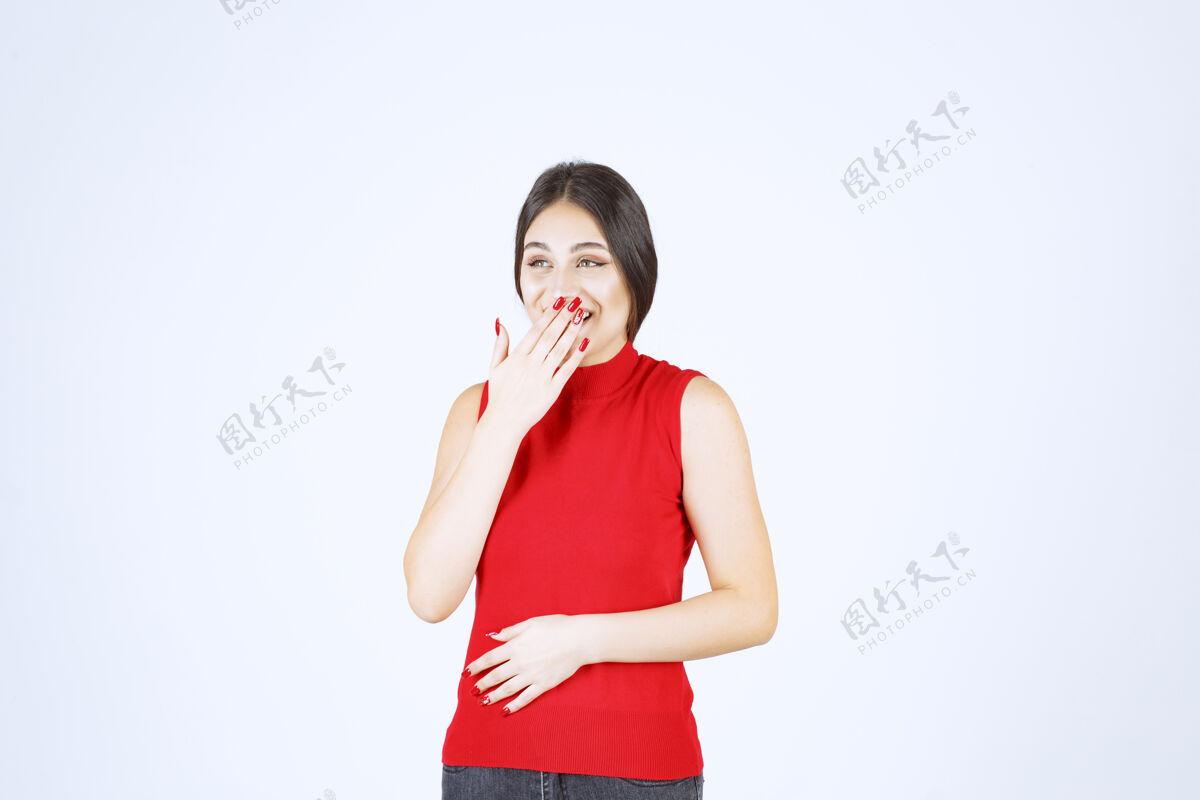 雇员穿红衬衫的女孩指着自己的嘴 要求安静成人女性无语