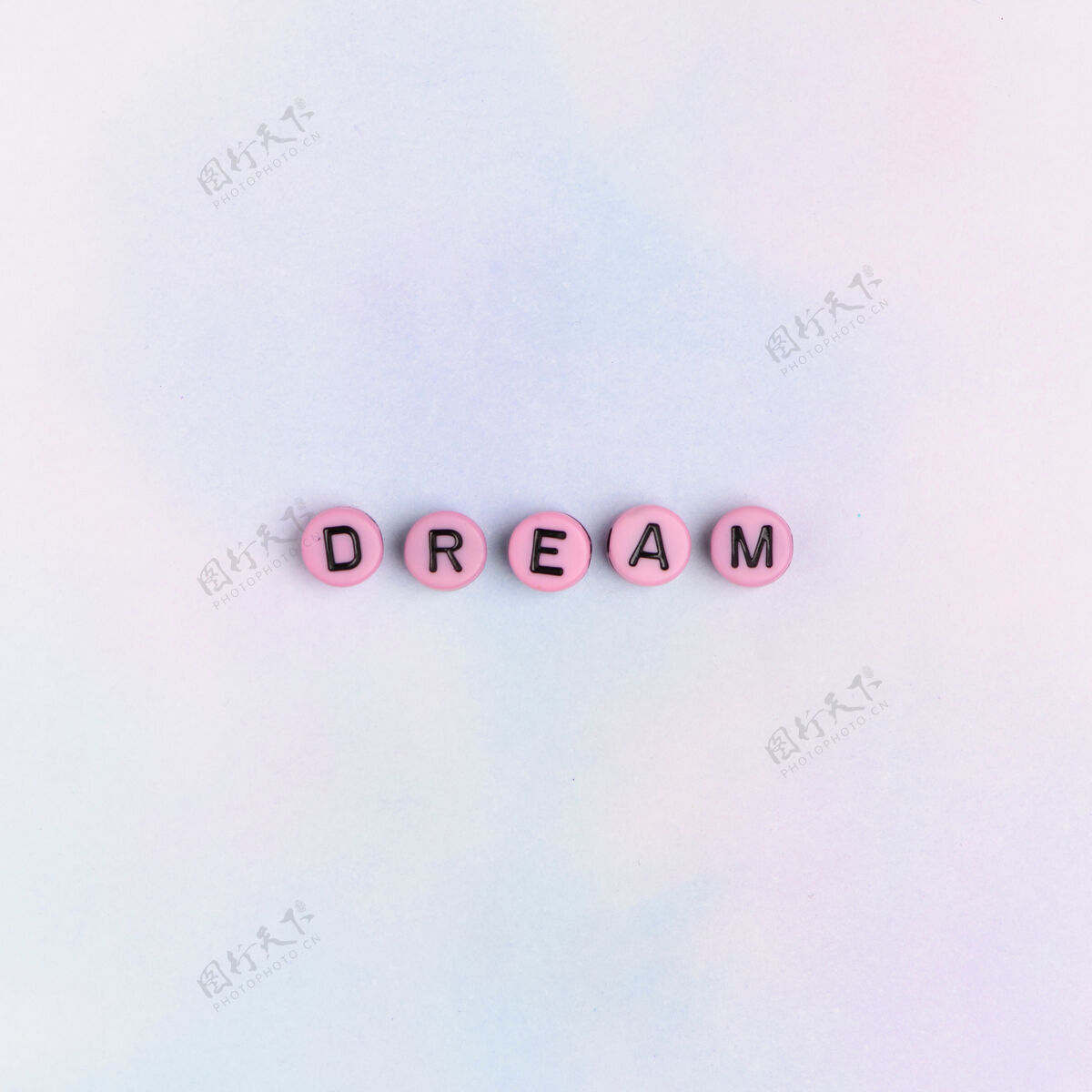 积极梦幻单词珠子文字排版在桌子上粉色珠子大写字母动机