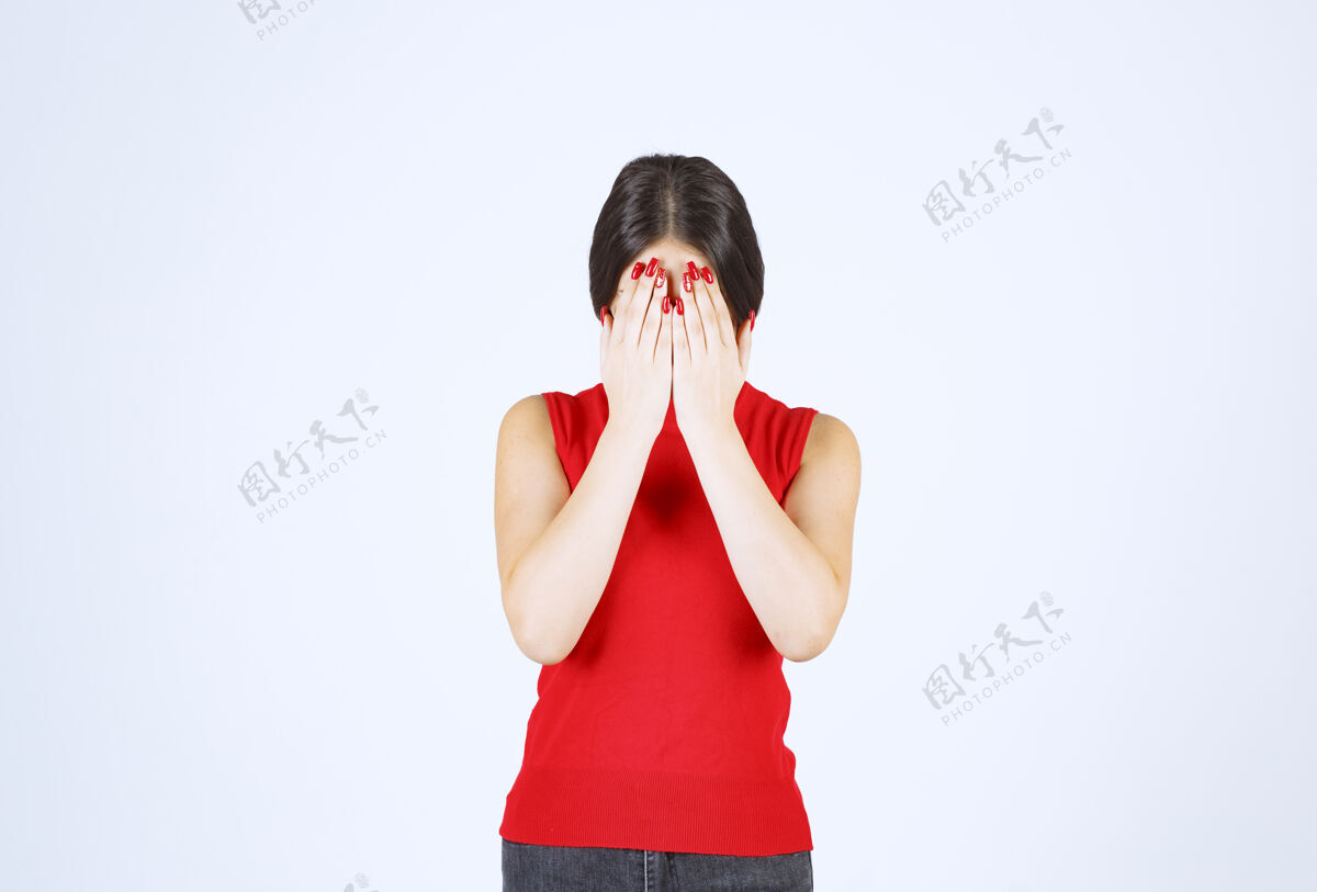 模特穿红衬衫的女孩头痛 双手抱着头疲惫疾病姿势