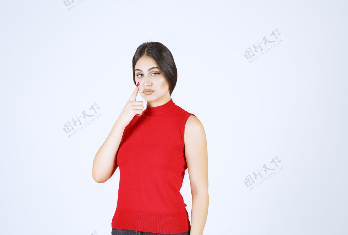 人类穿红衬衫的女孩看起来很不满意姿势年轻人消极