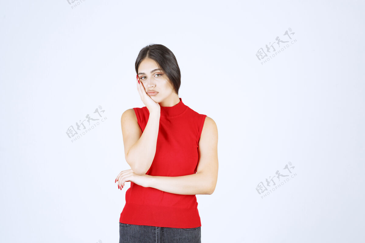 工人穿红衬衫的女孩看起来既伤心又失望人思想员工
