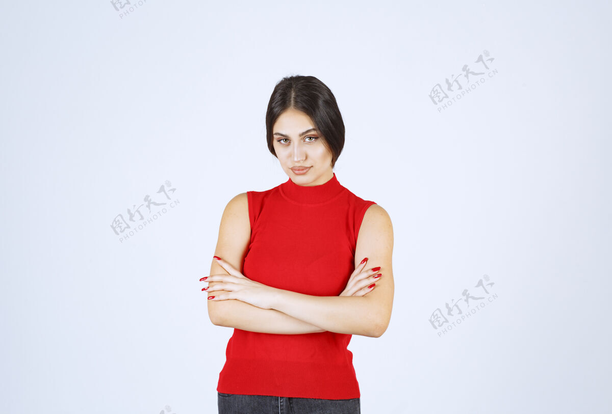 员工穿红衬衫的女孩在思考和分析头脑风暴休闲姿势