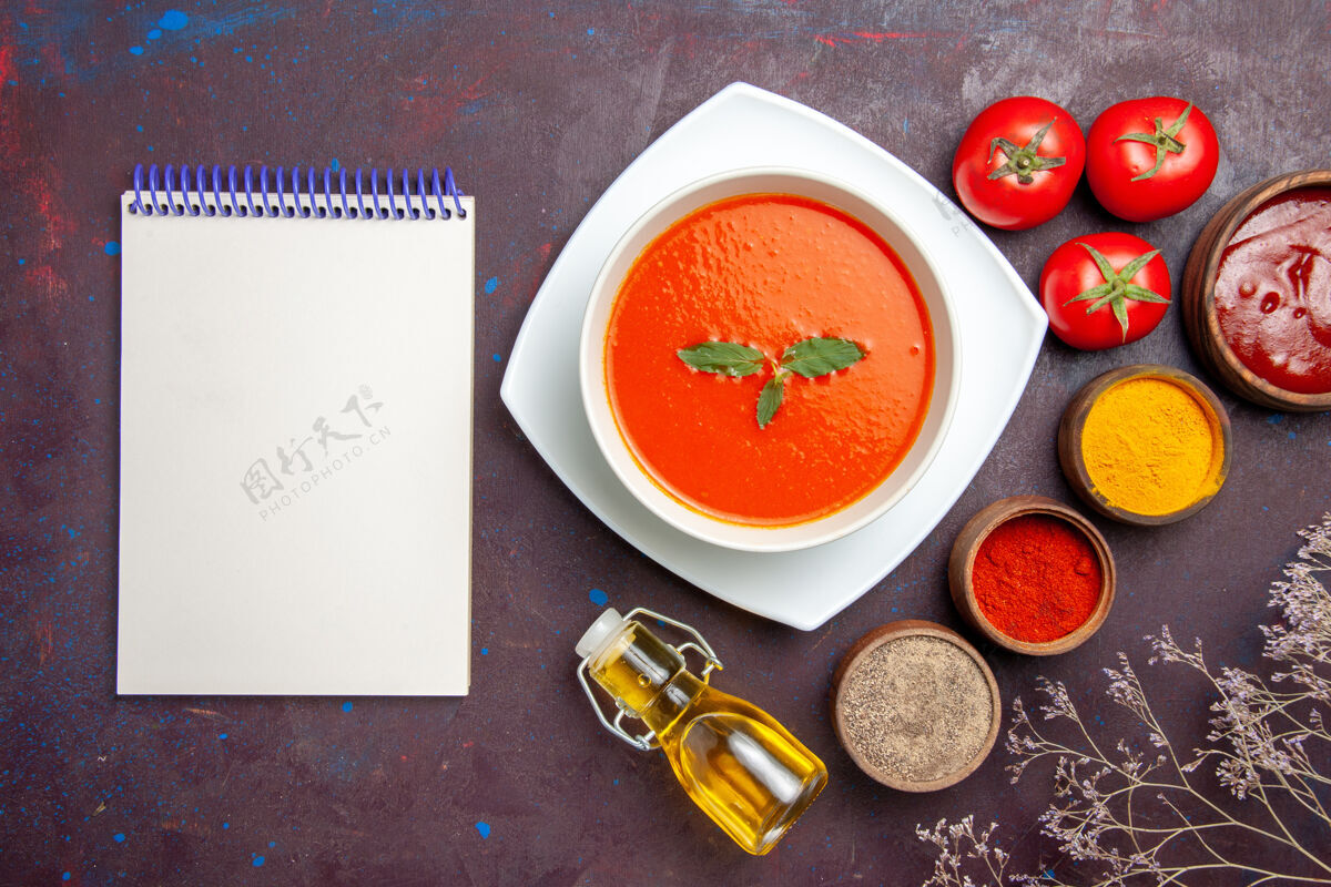视图俯瞰美味的番茄汤配调味料上深色的地板菜酱汁番茄色餐汤食物午餐西红柿