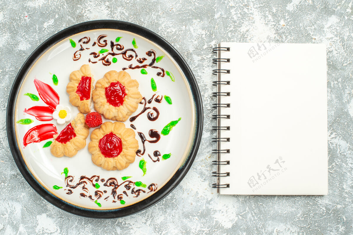 糖顶视图美味饼干与红色果冻内板上的浅白色背景糖蛋糕饼干甜茶晚餐顶部茶