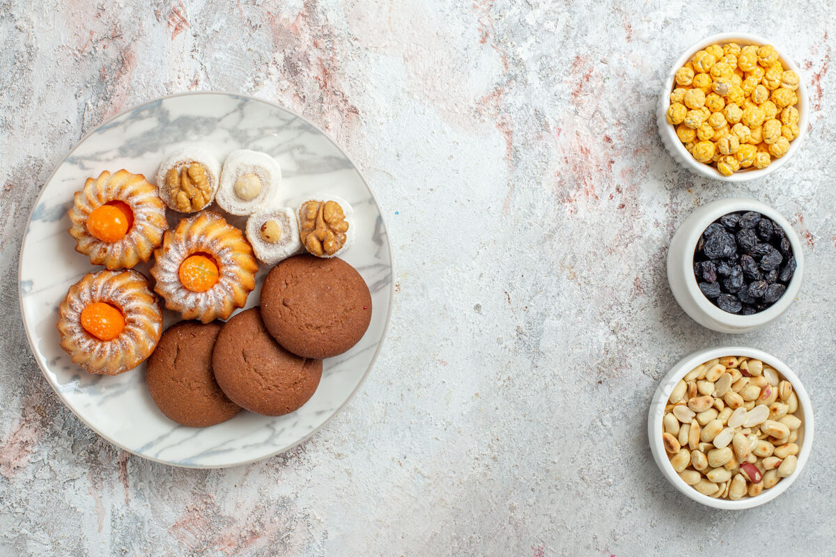 蛋糕俯视美味饼干与坚果和葡萄干的白色背景坚果饼干甜蛋糕糖美味饼干水果饼干