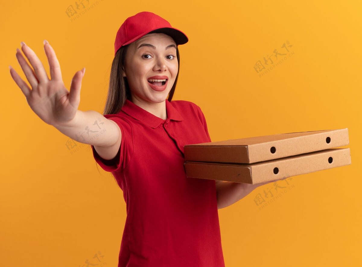 盒子一个穿着制服的漂亮送货员拿着比萨饼盒 做了五个手势披萨拿着手势