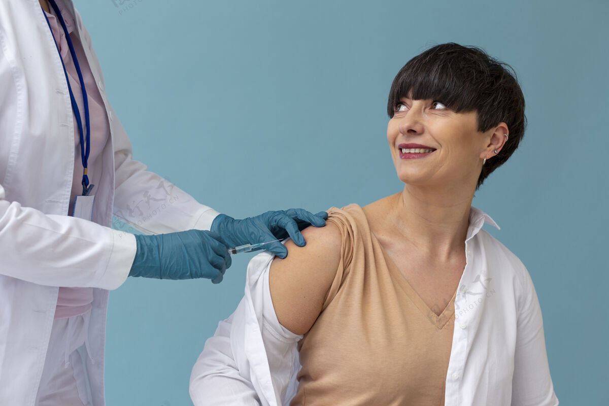 护理女人在近距离注射疫苗病人医学保健