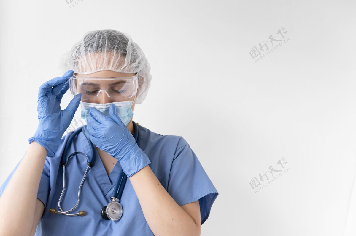 衣服年轻的女医生戴着防护装备雇员医生健康