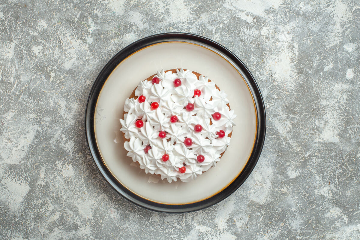 盘子俯视美味奶油蛋糕与水果装饰的冰背景水果背景杯子