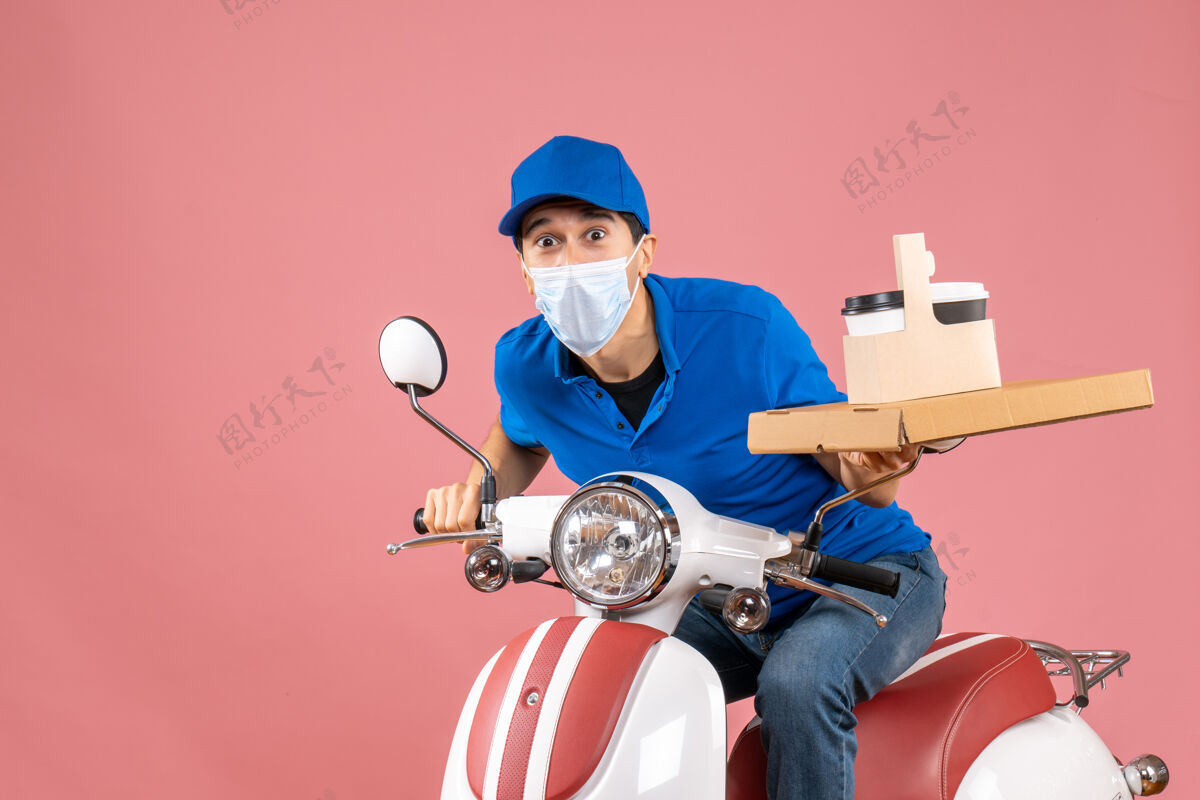 蜡笔正面图是一个戴着帽子戴着面具坐在滑板车上传递订单的男性送货员惊喜人物背景
