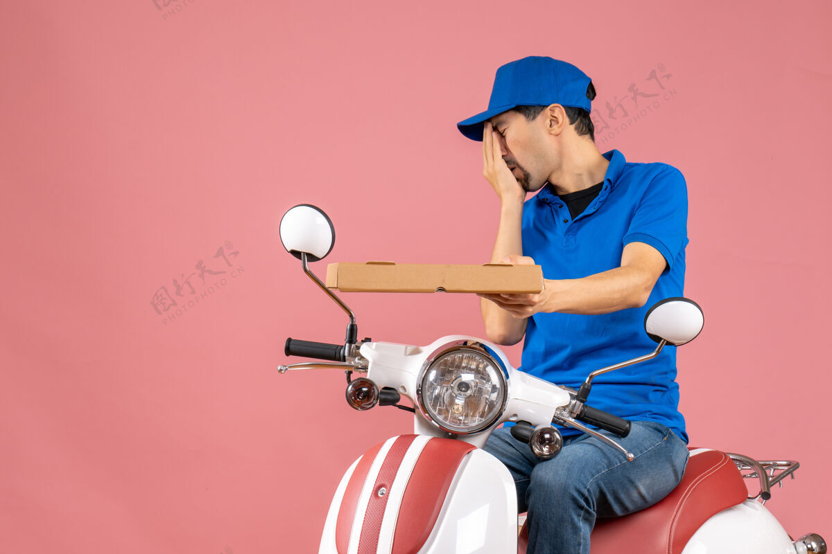 粉彩前视图的信使男子戴着帽子坐在滑板车痛苦的粉彩桃背景快递员滑板车摩托车