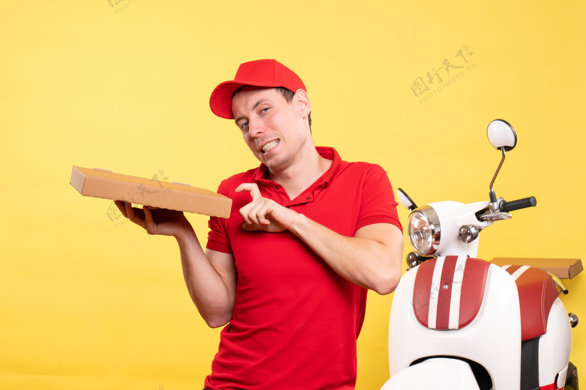 视图正面图男快递员拿着披萨盒上的黄色工作服送货工制服自行车上色服务工人送货黄色