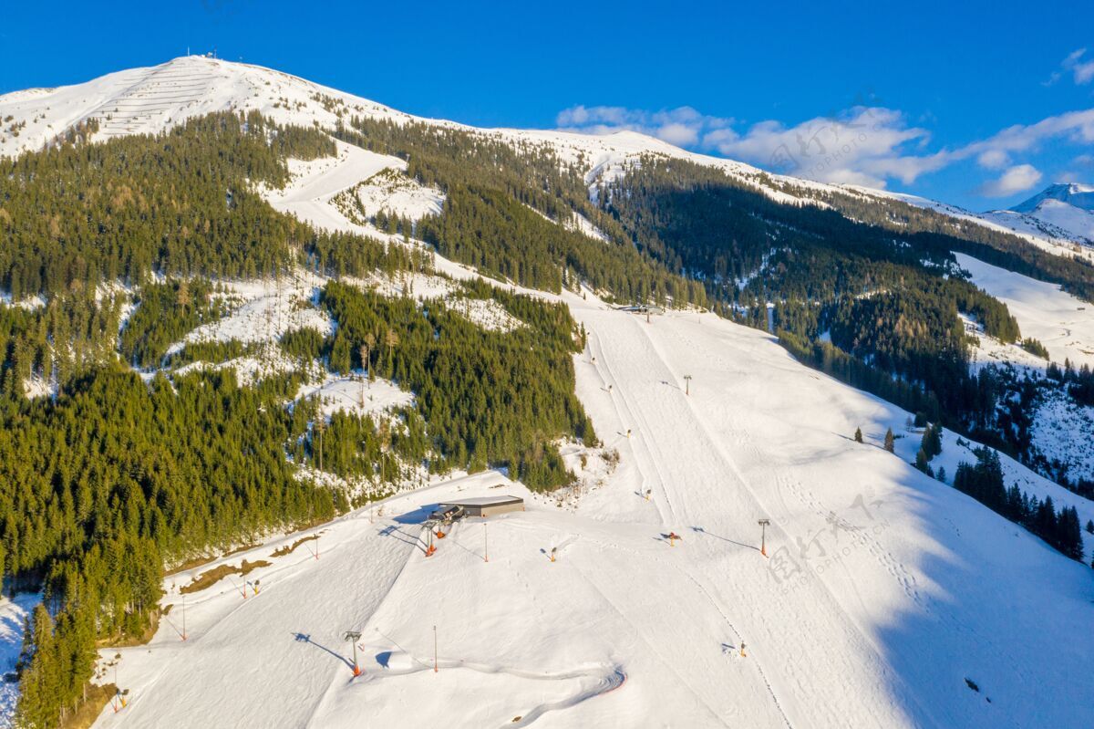 远足奥地利萨尔巴赫腹地的雪山上的滑雪区地区度假村山