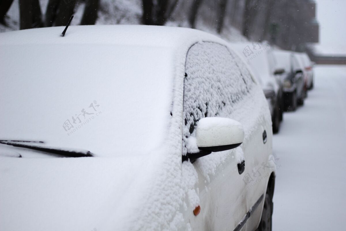 季节冬天街上被雪覆盖的汽车特写镜头冰冻汽车雪