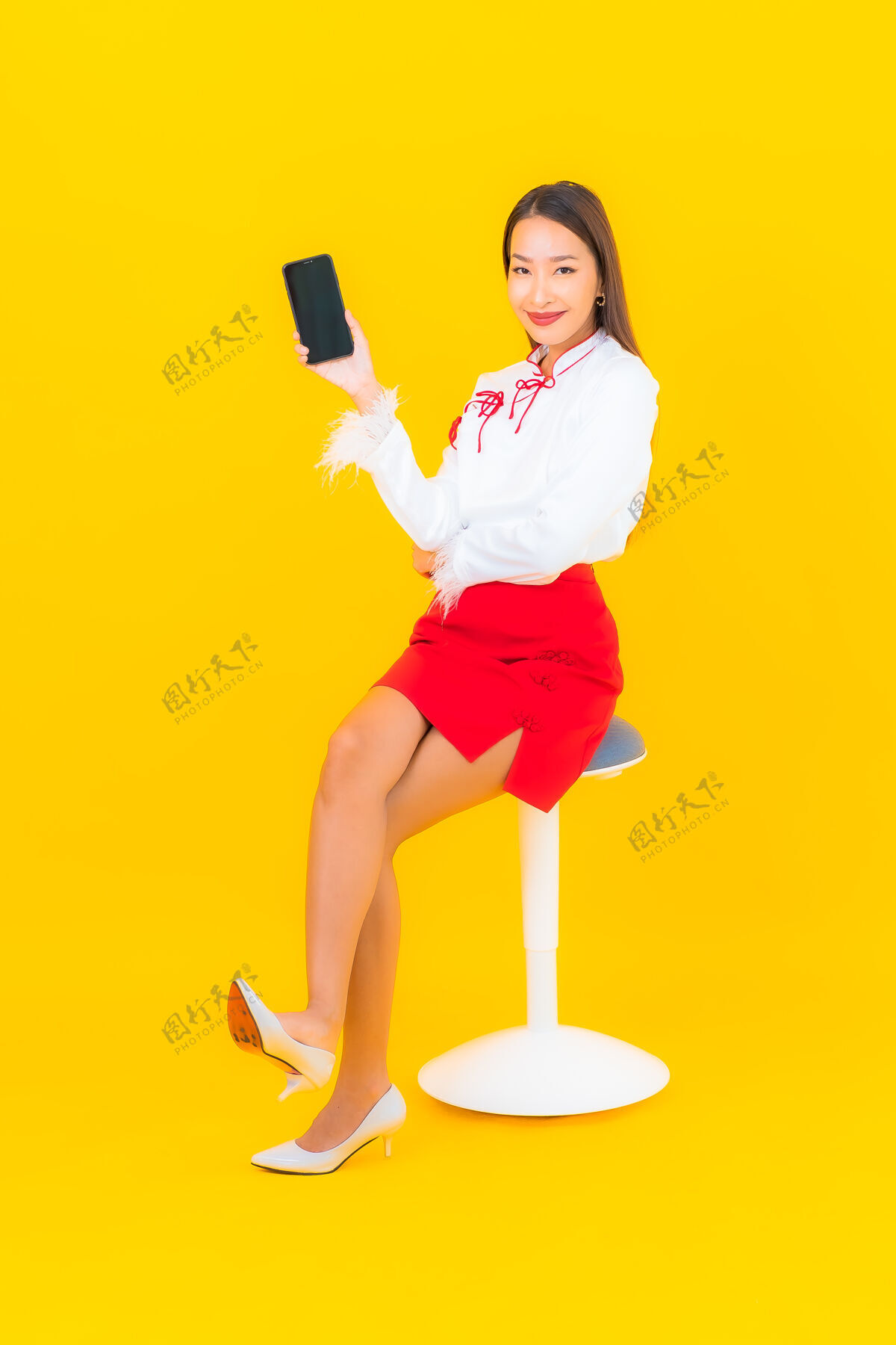 青少年用黄色的智能手机描绘美丽的亚洲年轻女子欢呼休闲年轻