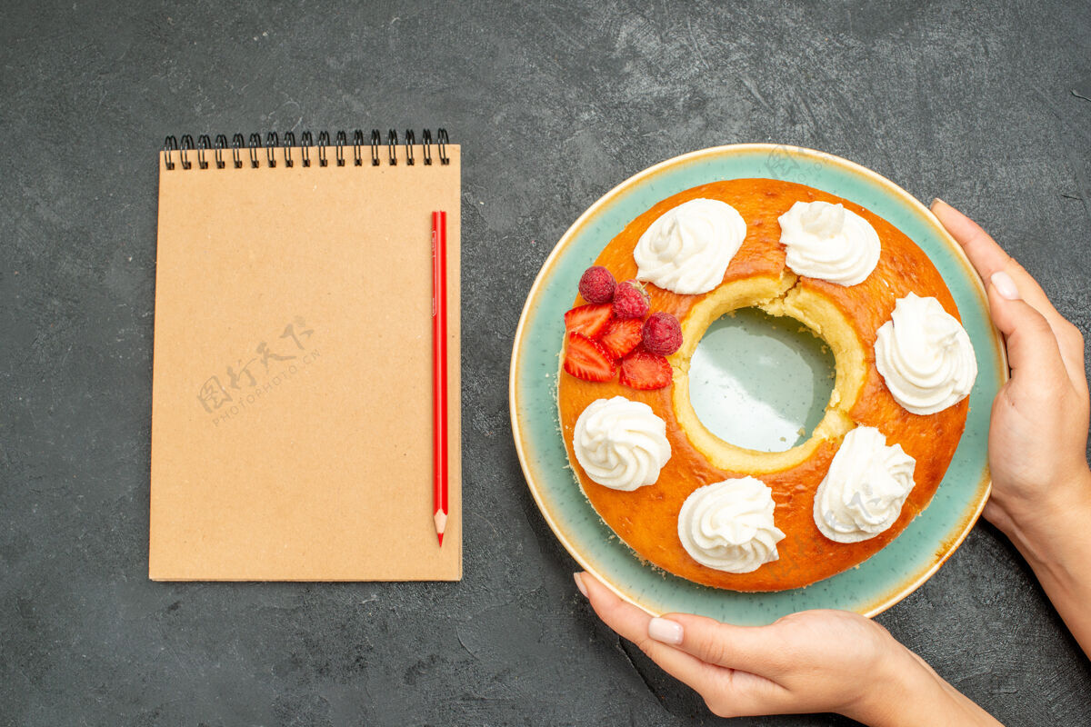 紧固件俯视图美味的圆形馅饼配水果和奶油在深色背景上茶糖饼干饼干蛋糕甜金融数据茶