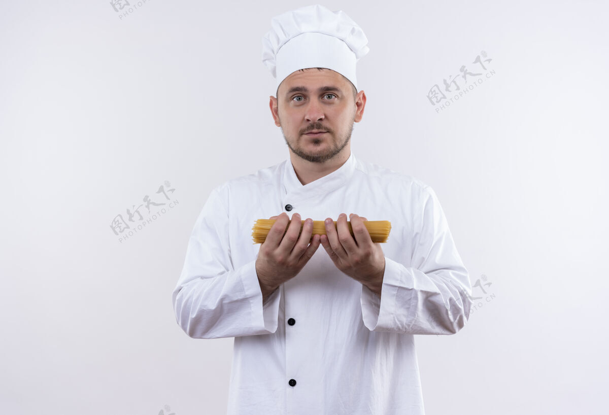 意大利面年轻帅气的厨师穿着厨师制服 拿着意大利面 隔着白墙年轻制服厨师
