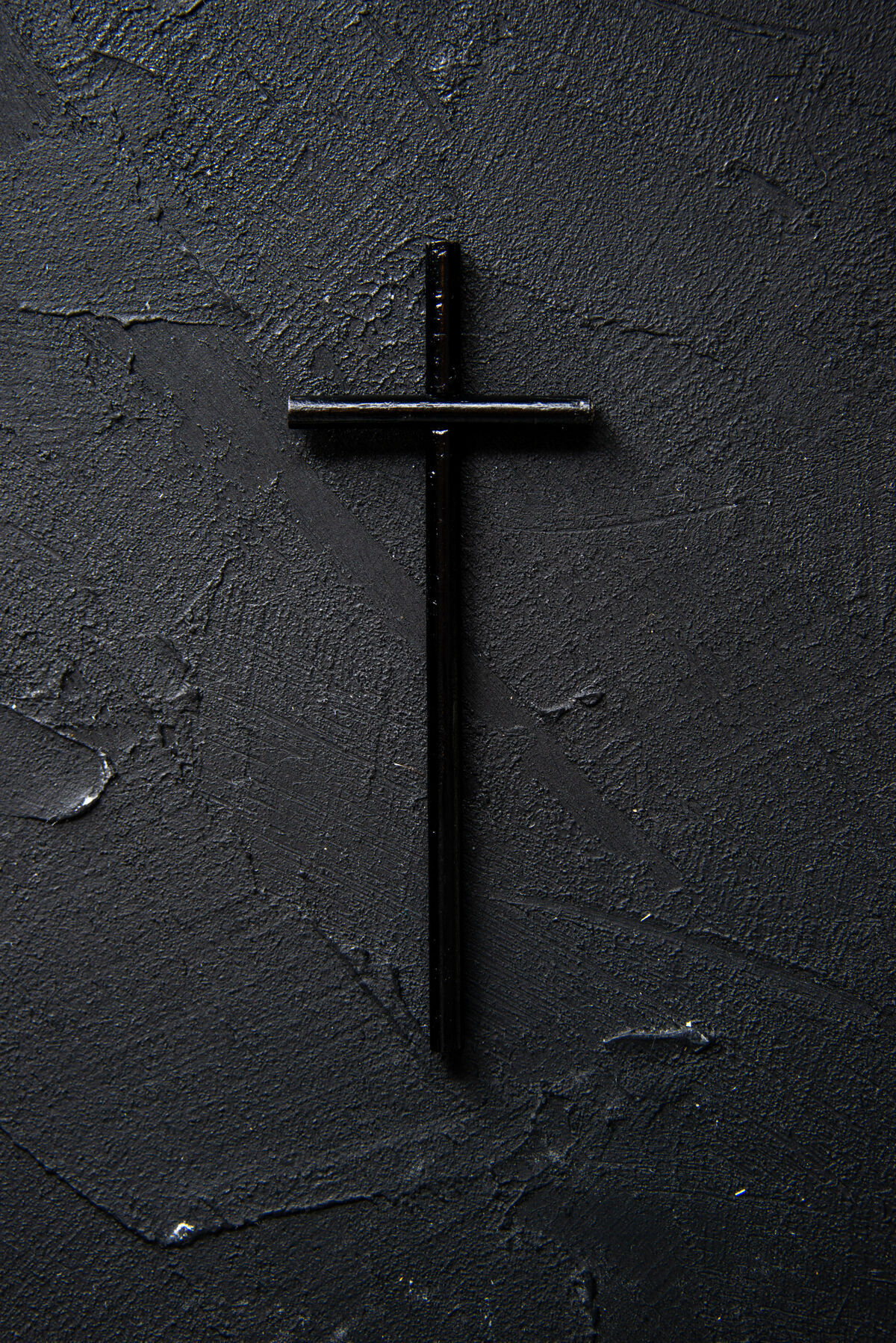 黑暗黑色墙壁上黑色十字架的顶视图死亡黑色葬礼