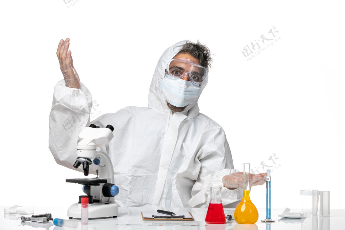 专业男医生穿着防护服 戴着口罩 在白色的脸上摆姿势健康外套实验室外套