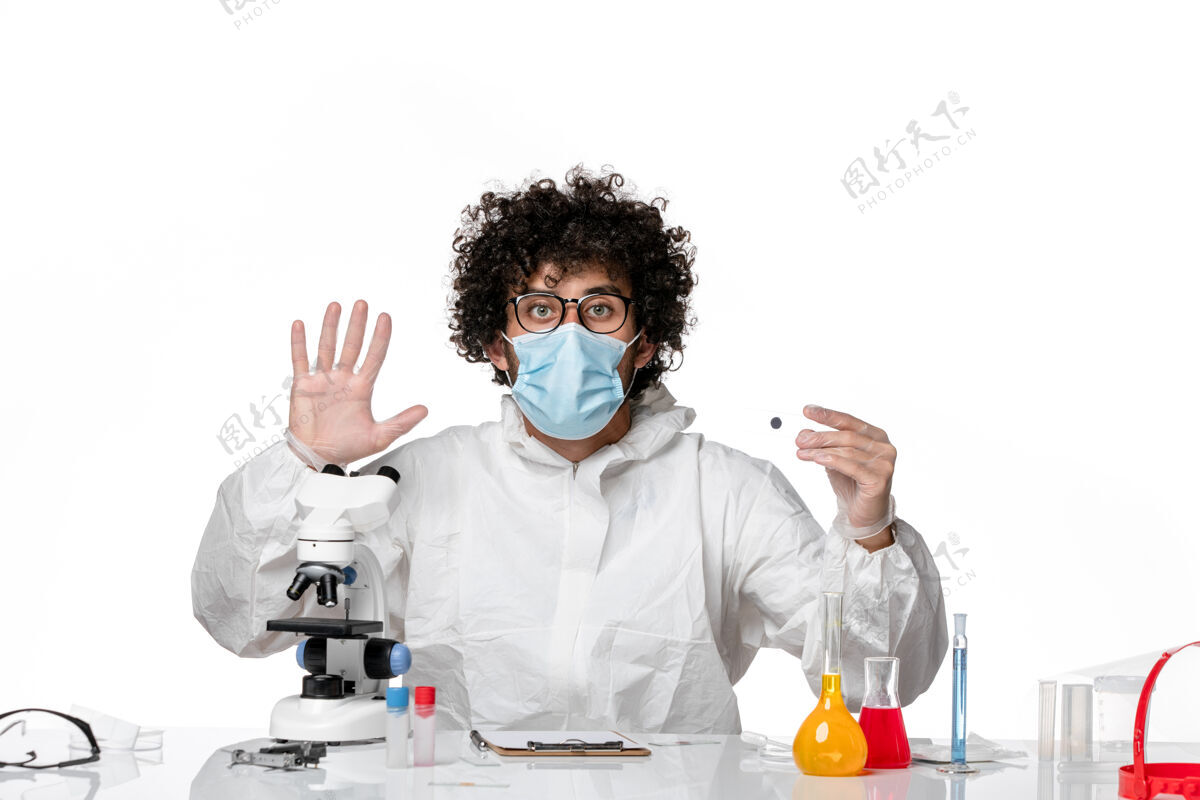 外套男医生穿着防护服无菌口罩拿着白色的样本健康流行病专业人员