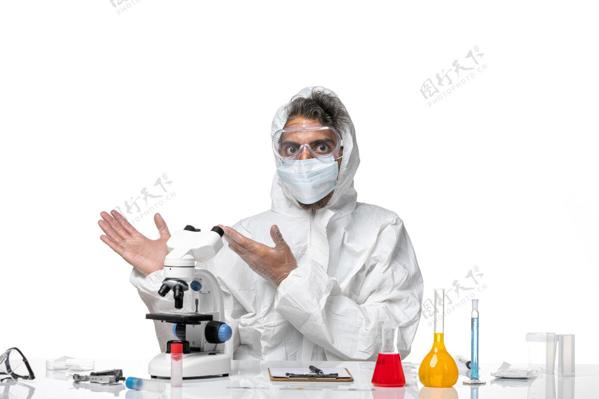 男人正面图：男医生穿着防护服 戴着无菌口罩 摆在白色的脸上医疗实验室外套姿势
