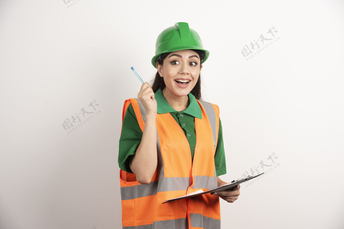 专业微笑的施工工人妇女站在铅笔和剪贴板高品质的照片建筑商人保护