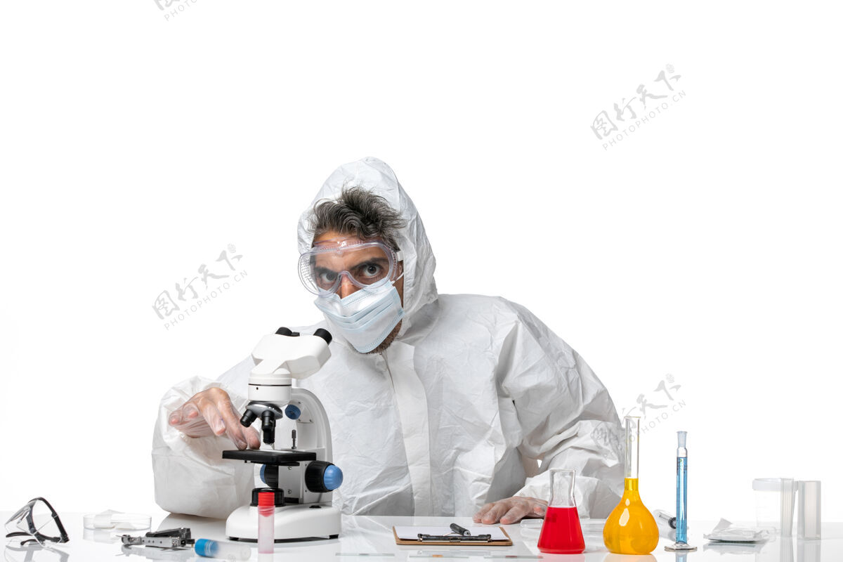 男性男医生穿着防护服 戴着口罩 用显微镜对着白色男性医生病毒男人