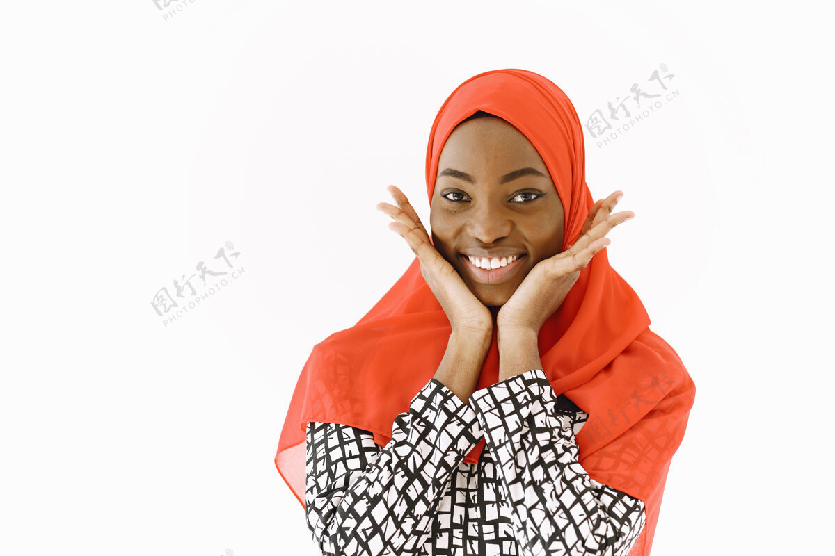 女性可爱满足的宗教穆斯林女子头像 面带温和微笑 皮肤黝黑健康 头上戴围巾隔离在白色背景上传统女士文化
