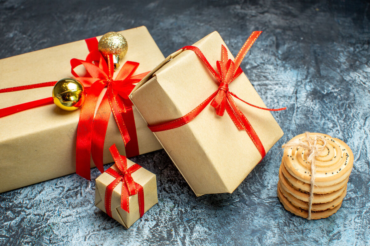 圣诞节前视图圣诞礼物与甜饼干对光明黑暗假日照片礼物圣诞色新年庆祝信封饼干