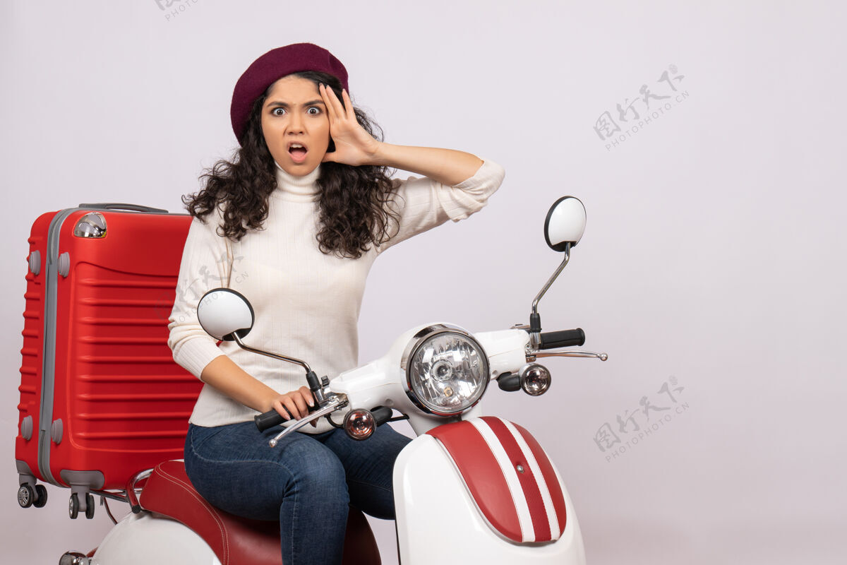 年轻女性正面图年轻女性骑在白色背景的自行车上车速度假摩托车路女人城市色彩人自行车成人