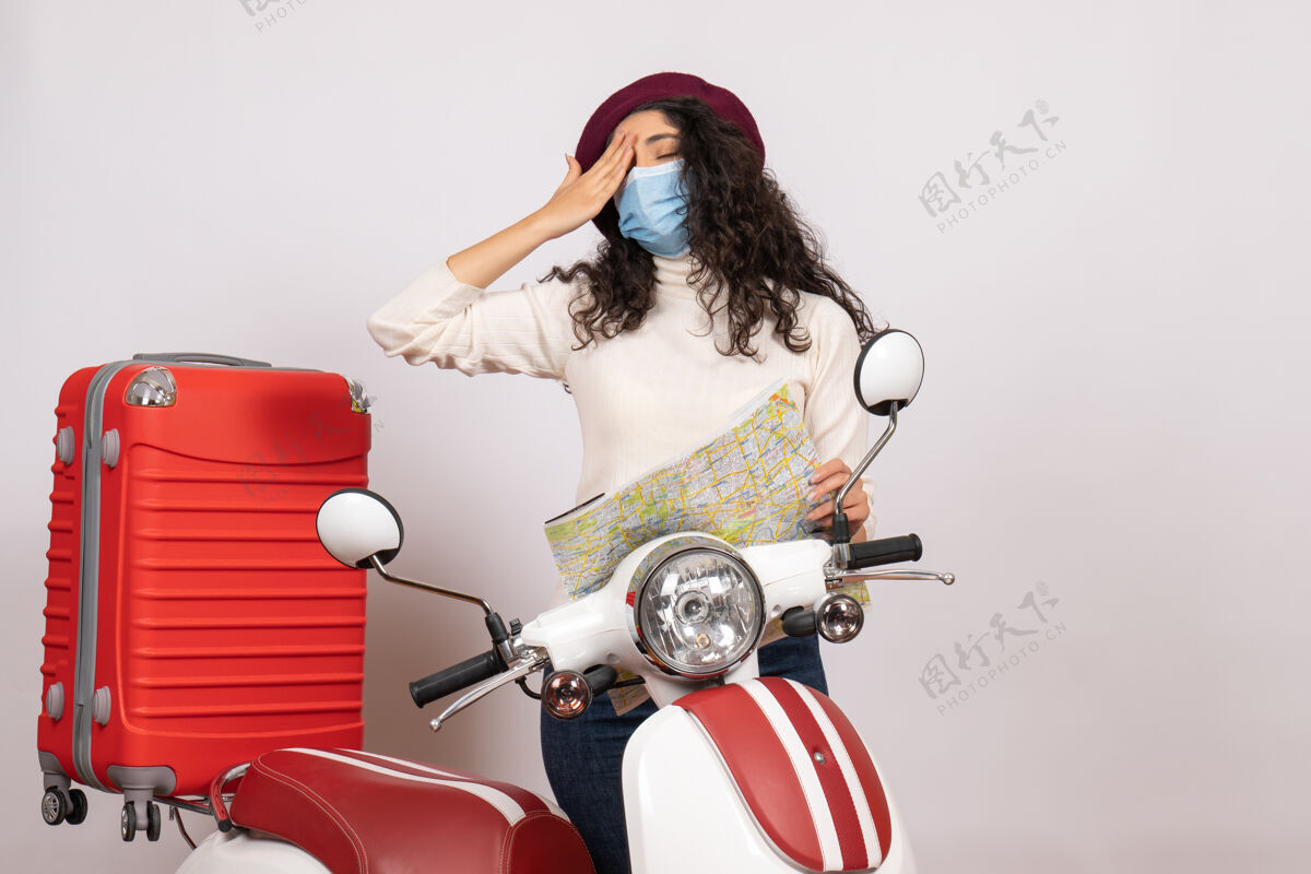 摩托车正面图：戴着面罩的年轻女性骑着自行车 手持白色背景色病毒速度病毒图-摩托车大流行车病毒面罩持有