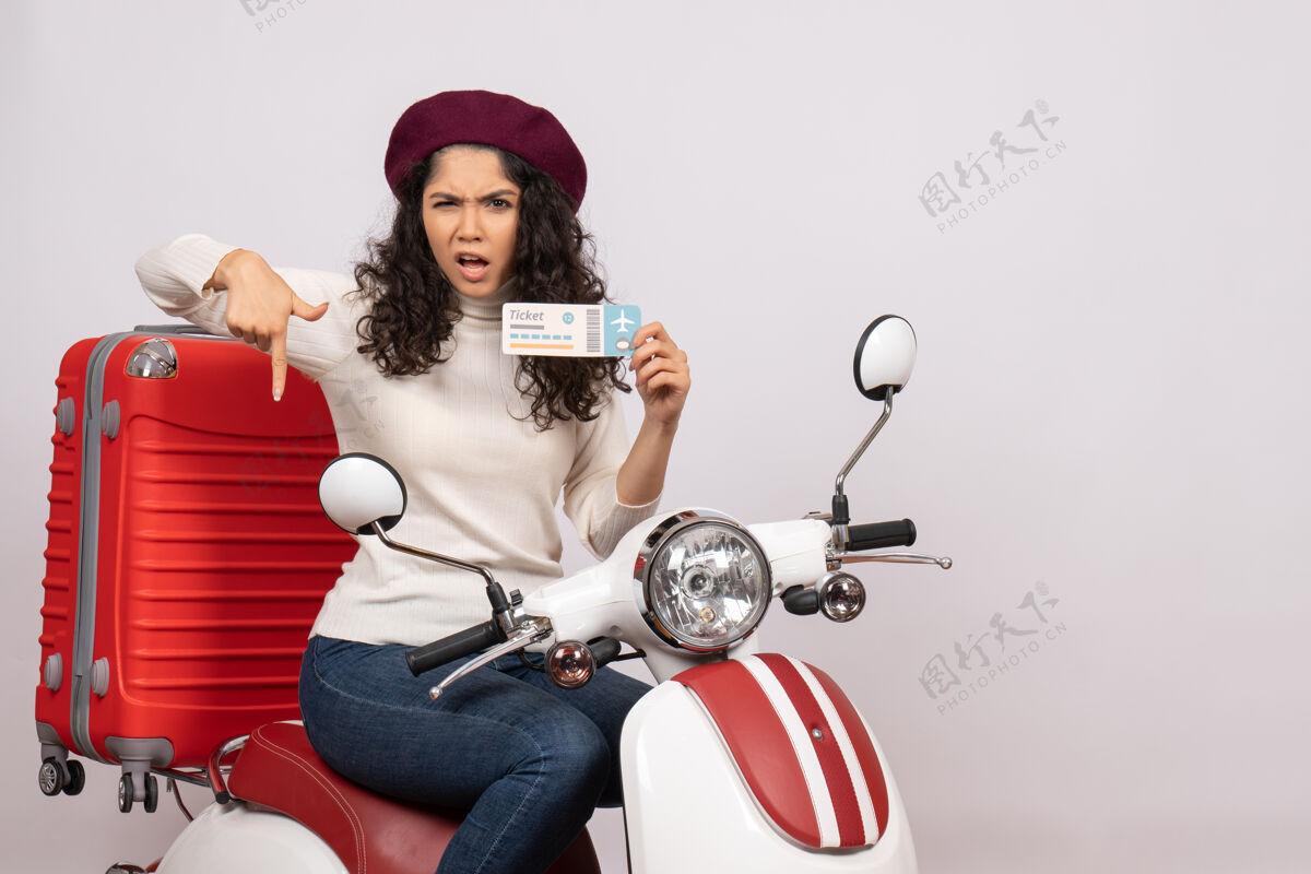 速度正面图骑自行车的年轻女性手持车票在白色背景上疾驰城市车辆摩托车度假钱彩路人摩托车抱着