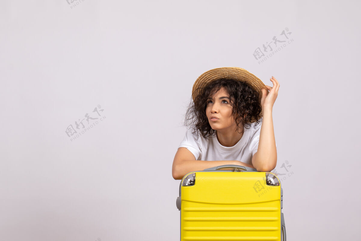 包正面图年轻女性带着黄色包准备乘坐白色背景的度假飞机旅行彩色休息航班旅游者美丽人飞行