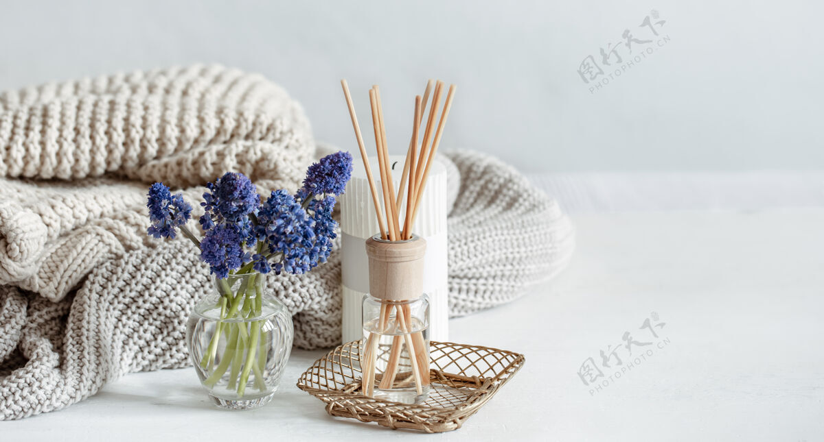 气味春天的家里用鲜花 香棒和针织元素组成复制空间芳香棒室内工艺