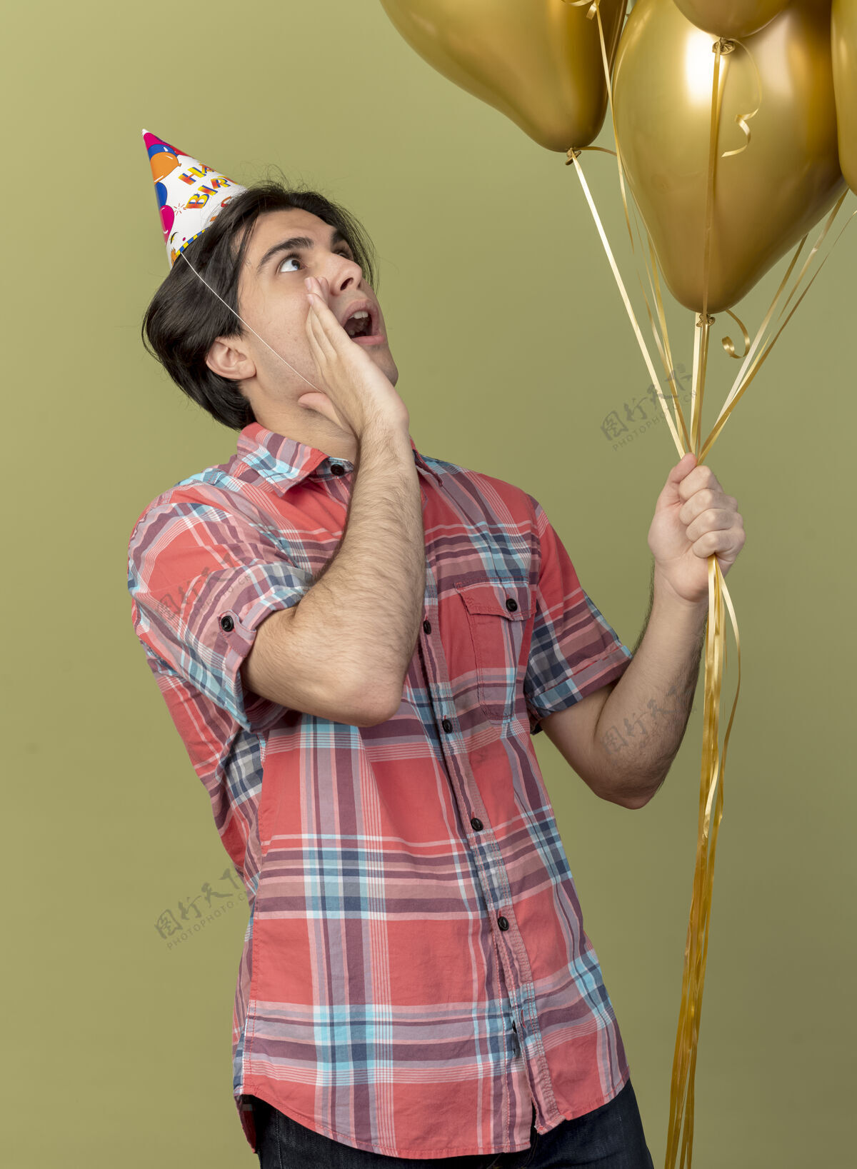 橄榄一个戴着生日帽的白人帅哥惊讶地把手放在嘴边看着氦气球关闭复制生日