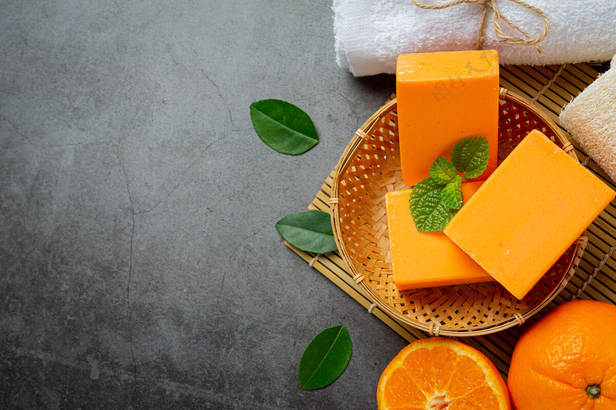 卫生橙色肥皂与新鲜的橙色在黑暗的背景皮肤护理美容橘子