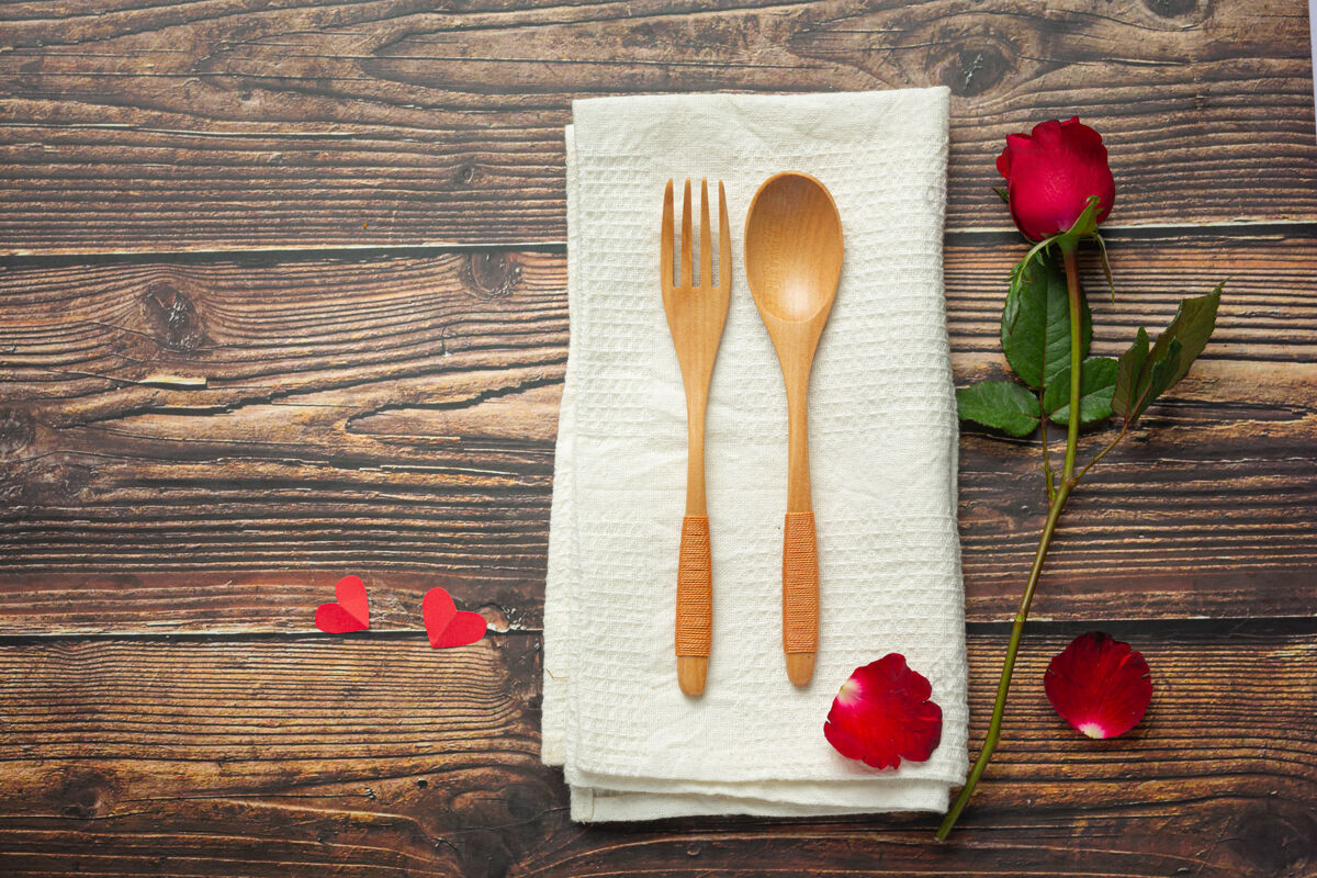 餐具浪漫的餐桌爱情概念爱情约会浪漫