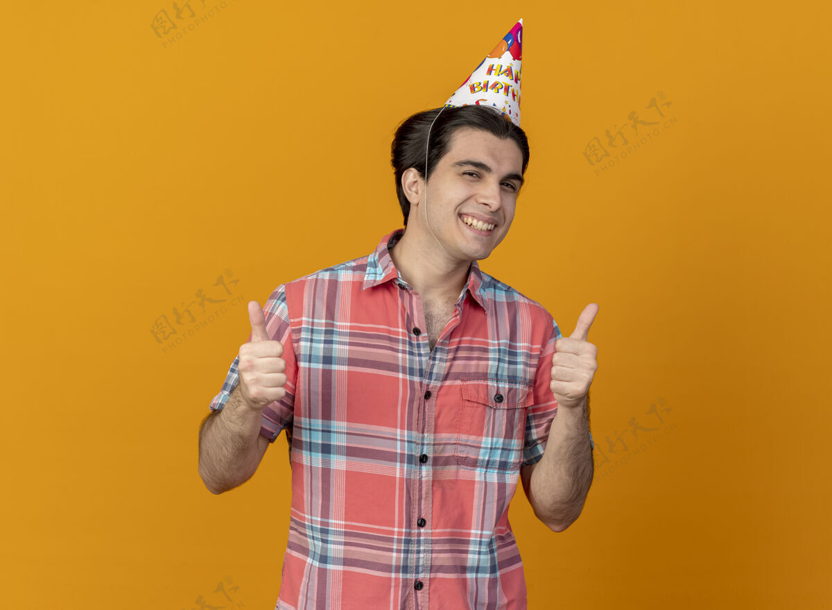 帽子笑容可掬的白人帅哥戴着生日帽双手竖起大拇指帅哥手复制