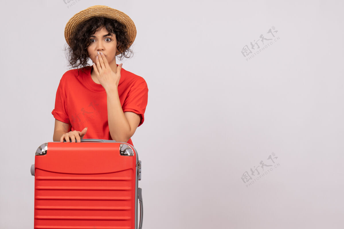 成人正面图年轻女性带着红包准备乘坐白色背景的旅行度假阳光色的旅行休息旅游飞机年轻女性美丽飞行