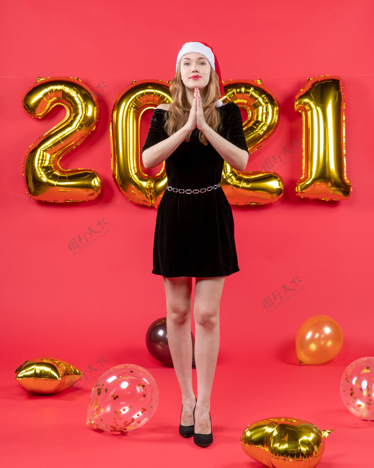 气球正面图穿黑色连衣裙的年轻女士在红色的气球上崇拜装置喇叭正面