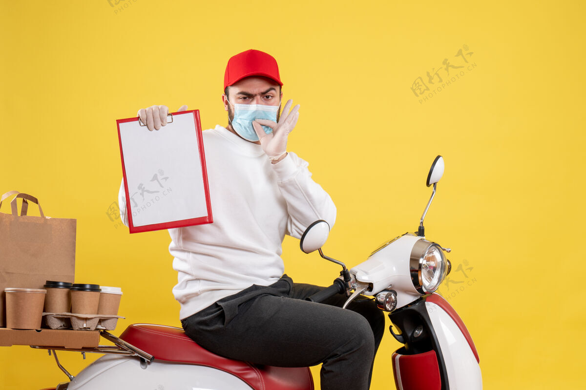 服务戴着面具的男信使拿着黄色的文件纸条文件男性信使流行病
