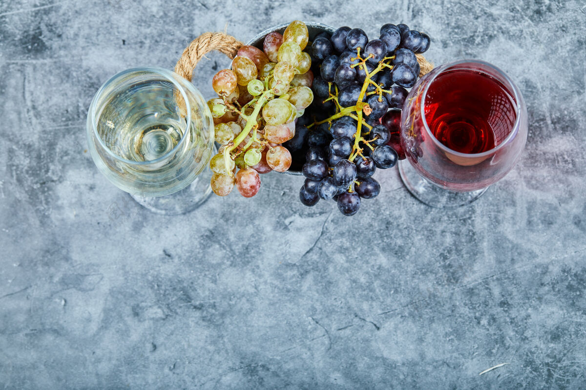 食物一束白葡萄和黑葡萄 两杯白葡萄和红葡萄配蓝葡萄葡萄酒庄葡萄酒