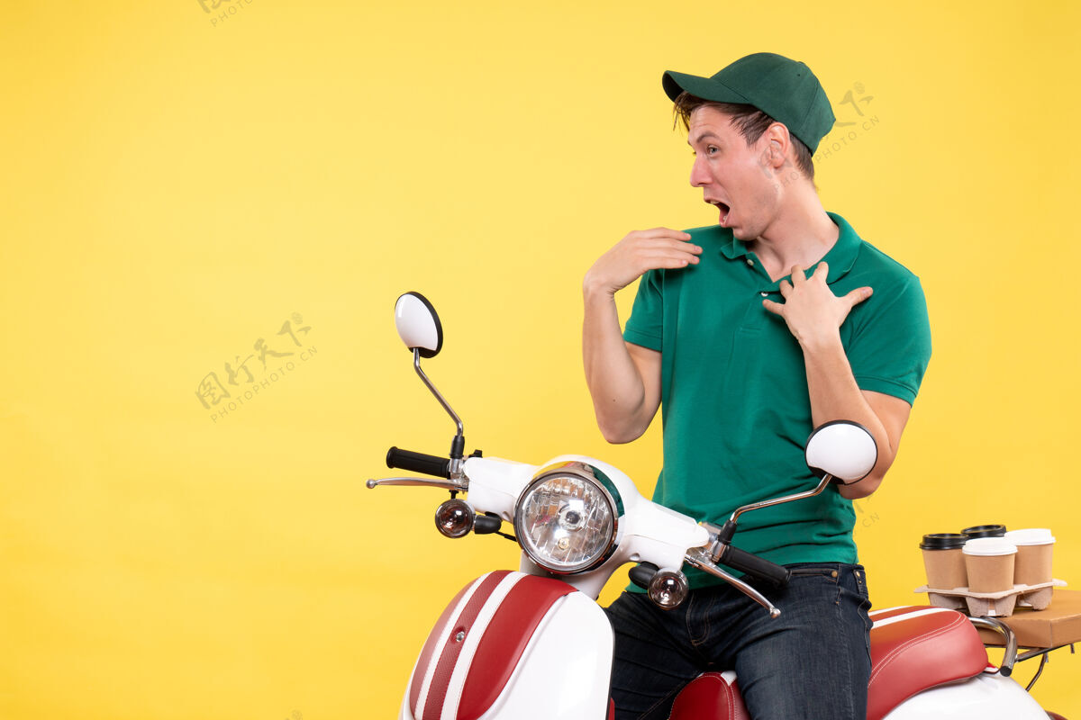 工作正面图：身穿黄色绿色制服的年轻男性信使食物摩托车速度