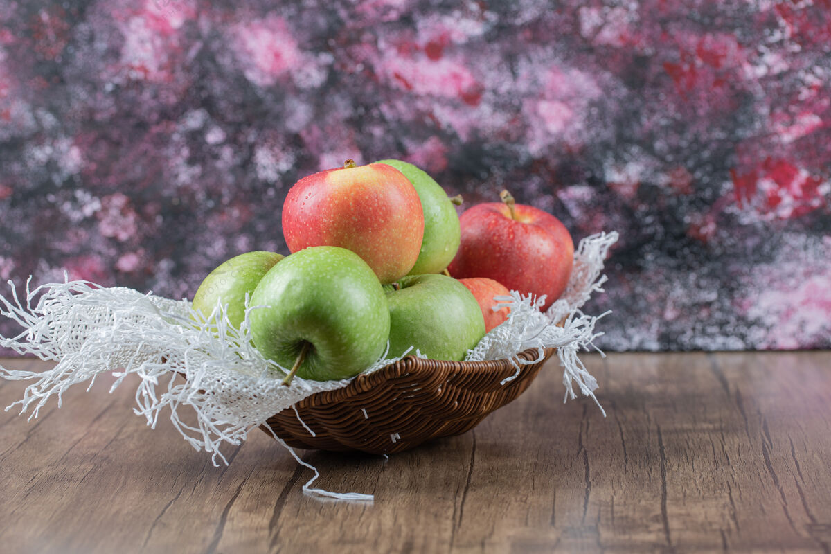 水果把苹果放在篮子里的一块白色粗麻布上木材餐桌酸味