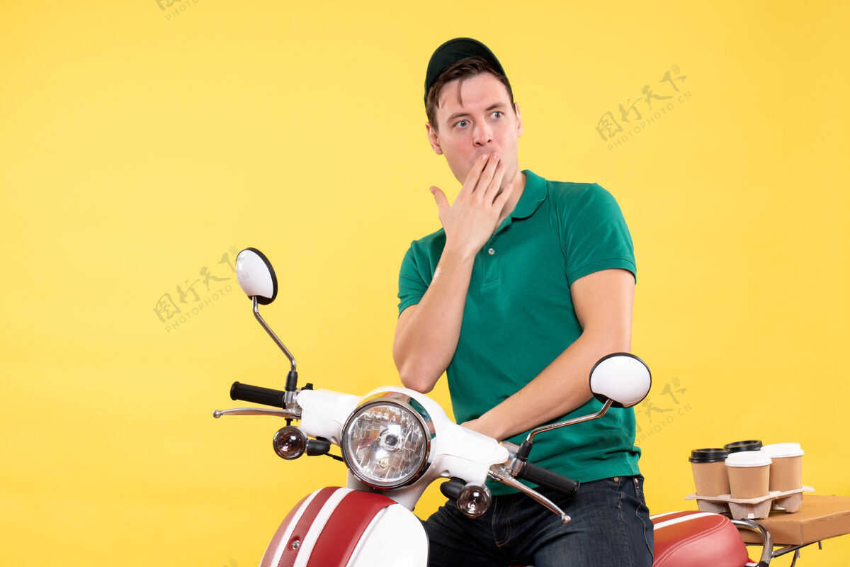 传送带前视图骑自行车的男快递员惊讶的发黄人轻便摩托车制服